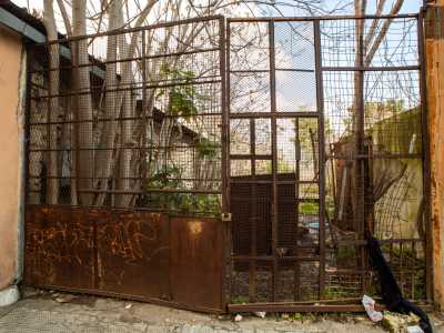 L�uomo ci indica un piccolo magazzino di cartoni. �Apparteneva a un signore che raccoglieva il materiale in giro e poi lo riutilizzava � sottolinea -. Ora ci vivono degli immigrati�. Ci avviniamo al cancello arrugginito: la rete protettiva � stata rotta in pi� punti per facilitare l�accesso...
